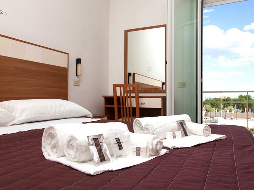Hotel Vela D'Oro Riccione Exteriör bild