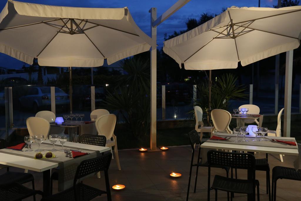 Hotel Vela D'Oro Riccione Exteriör bild