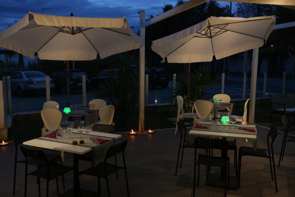 Hotel Vela D'Oro Riccione Exteriör bild