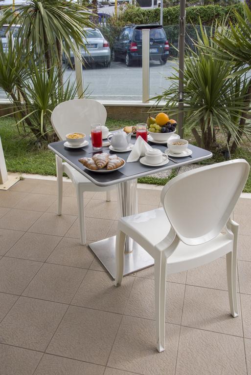 Hotel Vela D'Oro Riccione Exteriör bild