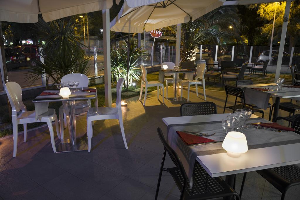 Hotel Vela D'Oro Riccione Exteriör bild